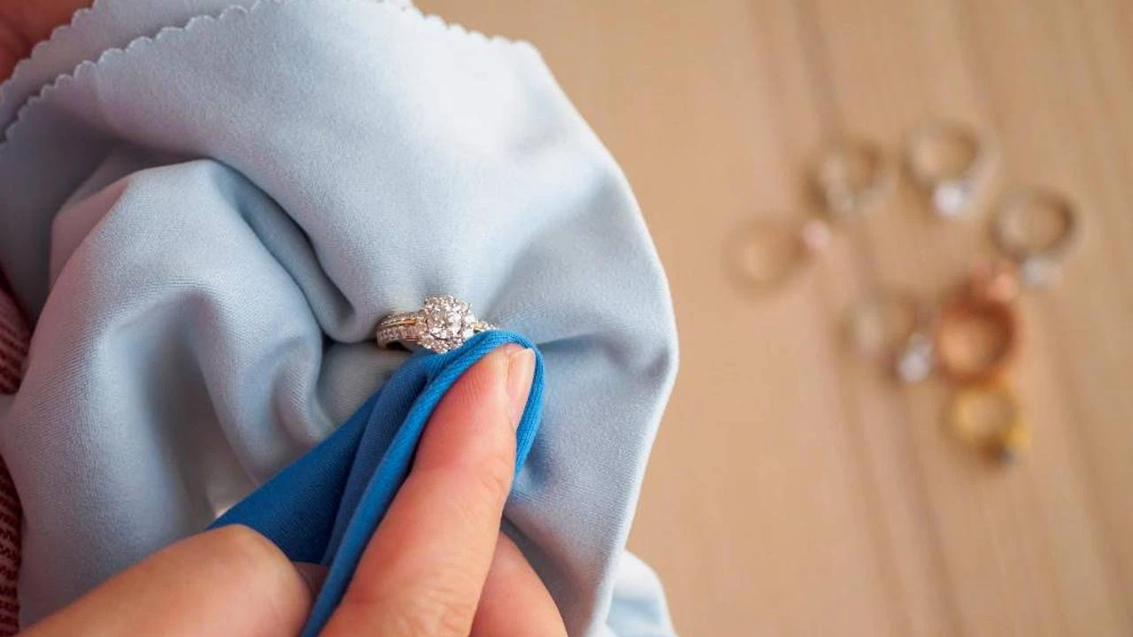 Vladimir Sánchez, químico, carga contra el truco de la abuela para limpiar las joyas: 
