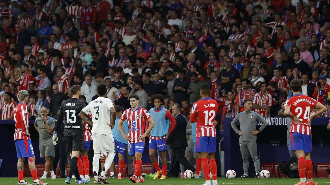 El Atlético expulsa para siempre a uno de los que lanzó objetivos y va a prohibir ir al fútbol con la cara tapada