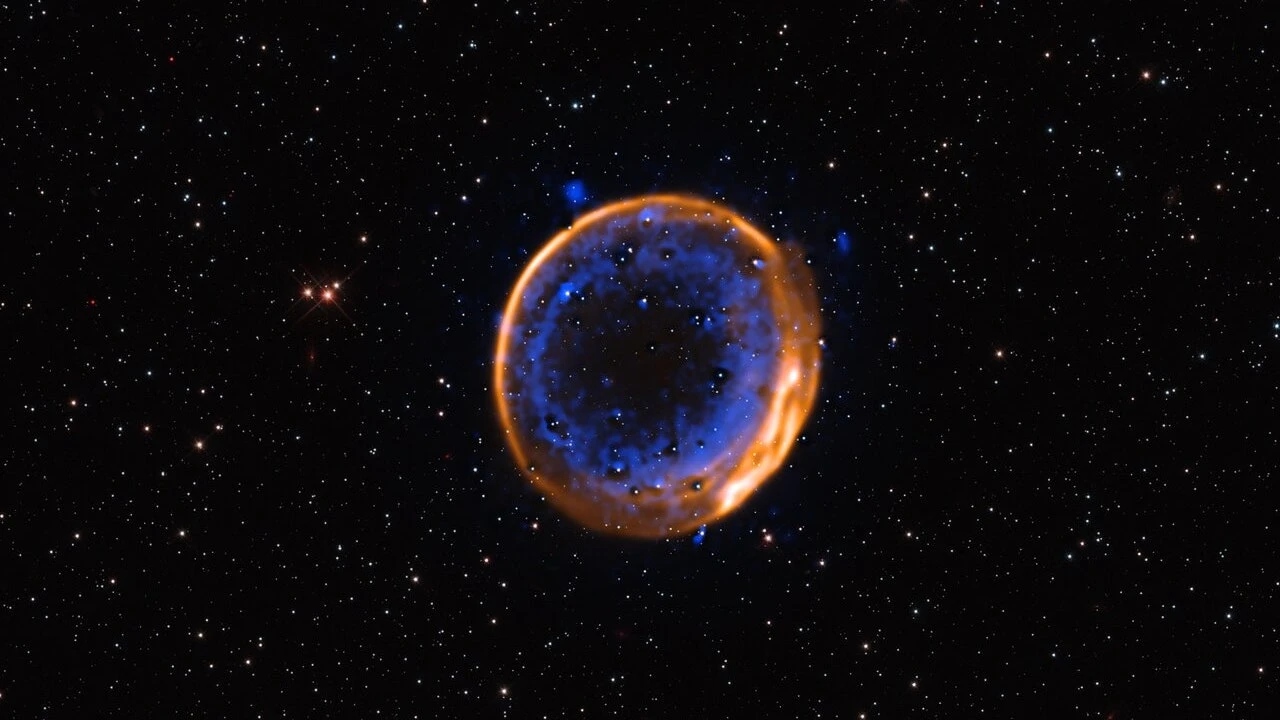 Una doble explosión ha puesto fin a esta estrella y tenemos imágenes