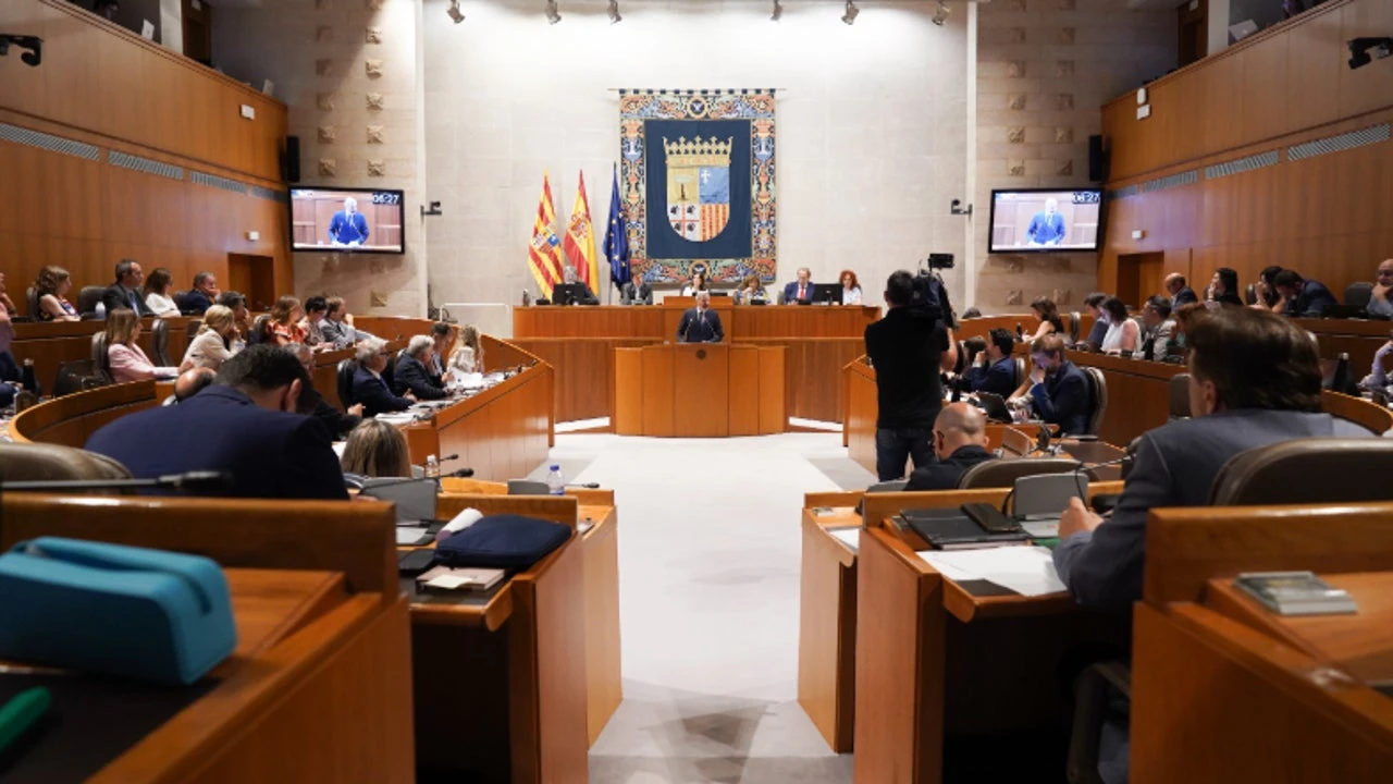 Caos delirante en las Cortes de Aragón: las izquierdas se marchan en bloque por los insultos de Vox a Podemos