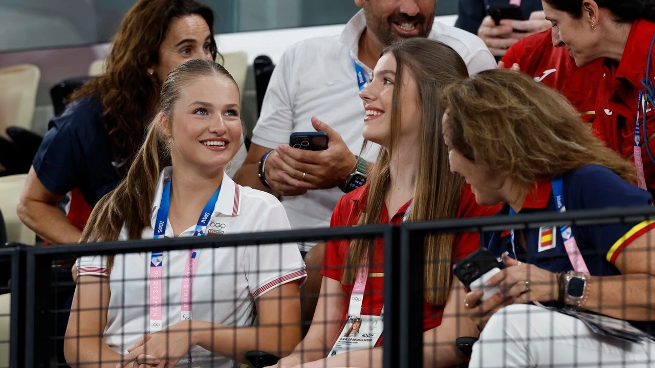 Leonor y Sofía vuelven a marcar tendencia en los Juegos Olímpicos de París para ser el amuleto de España en un domingo con cambio de look incluido
