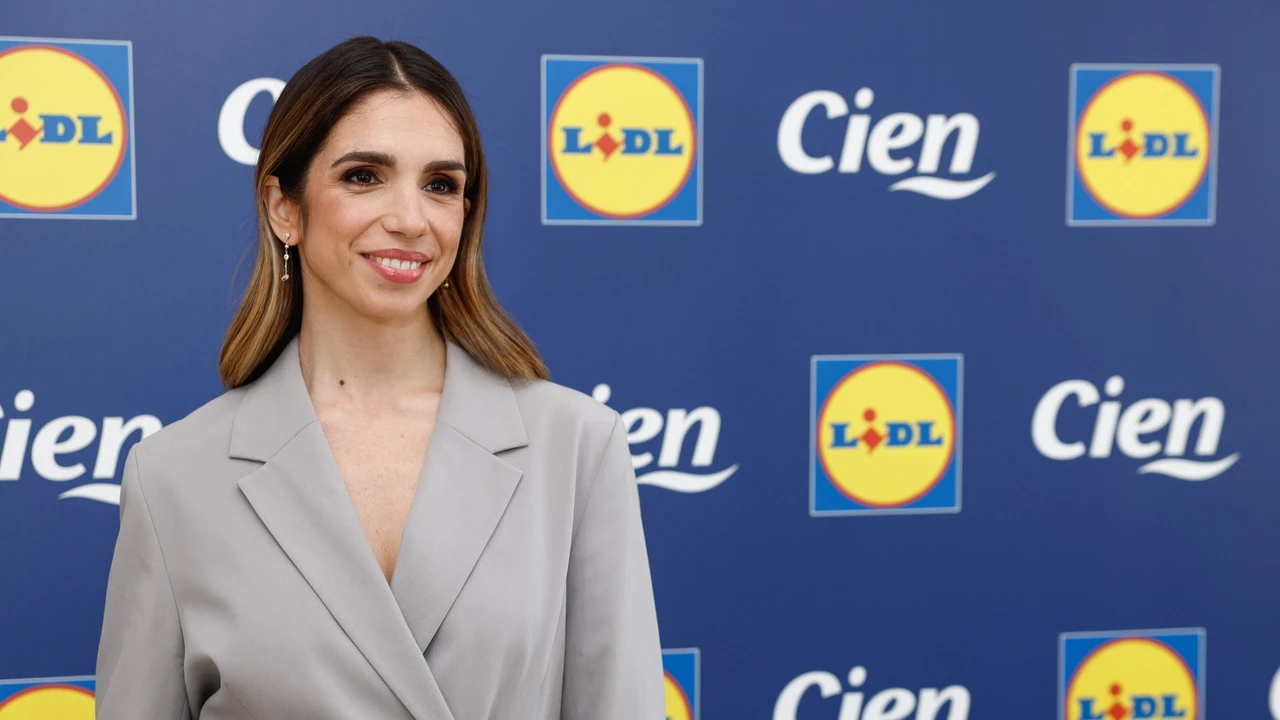 El traje a la oficina lo llevaremos este verano con bermudas y Elena Furiase nos lo acaba de dejar claro en Madrid