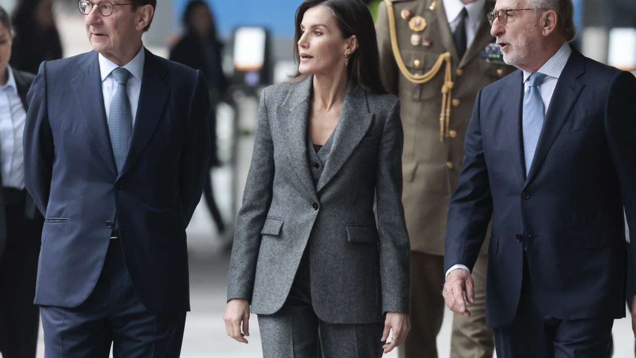 La Reina Letizia apuesta por su traje gris con chaleco de Mango para una fría (y nublada) mañana en Madrid