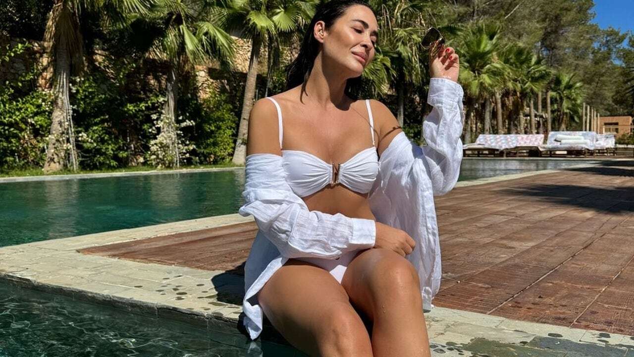 Vicky Martín Berrocal en modo diva en Ibiza con el bikini blanco de Calzedonia que estiliza a cualquier edad