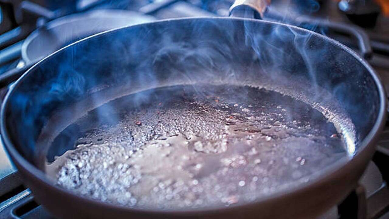 Ni bicarbonato ni vinagre: el ingrediente con el que puedes limpiar la grasa pegada a las sartenes