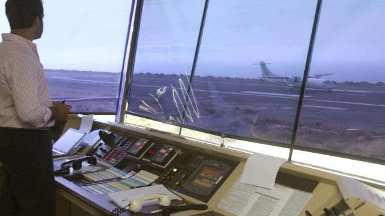 ¿Cuánto cobra un controlador aéreo en España? Este es su salario