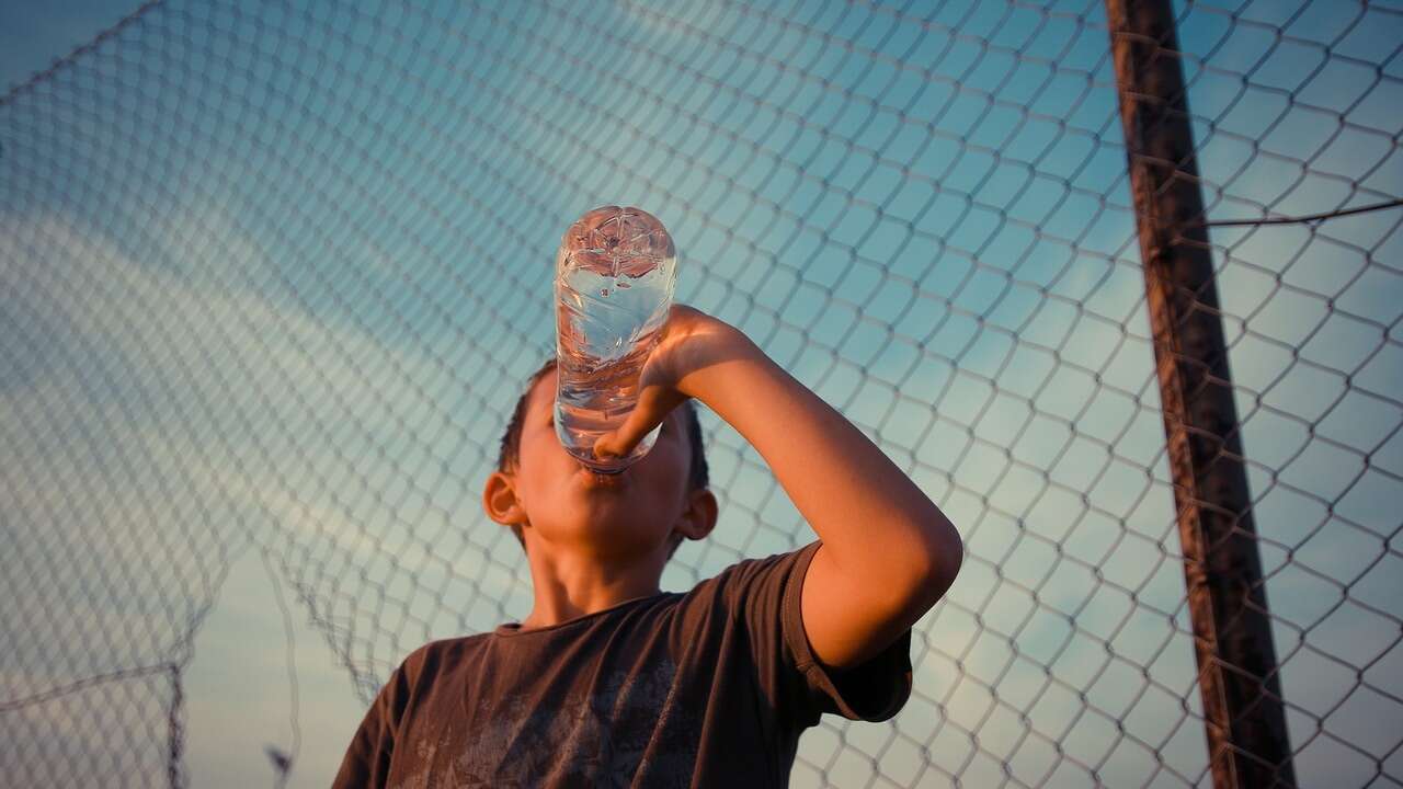 ¿Cuántos litros de agua se deben beber al día?: esto dicen los expertos