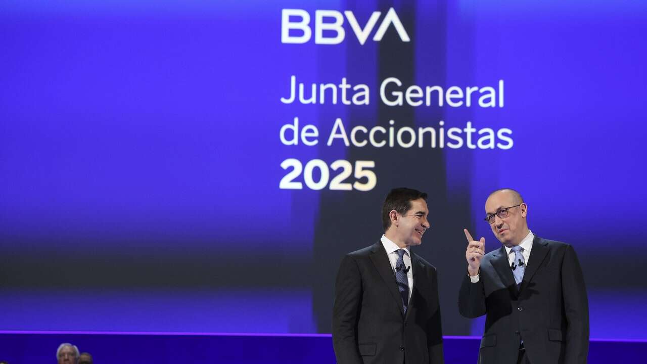 BBVA advierte a sus accionistas que si no triunfa la OPA, la operación con el Sabadell seguiría 