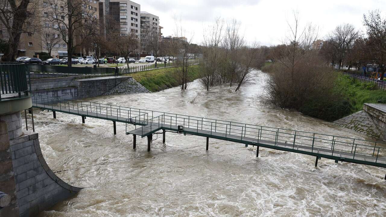 La crónica de Marta Robles: Lluvias, casas, prostitutas y menores que no quiere nadie