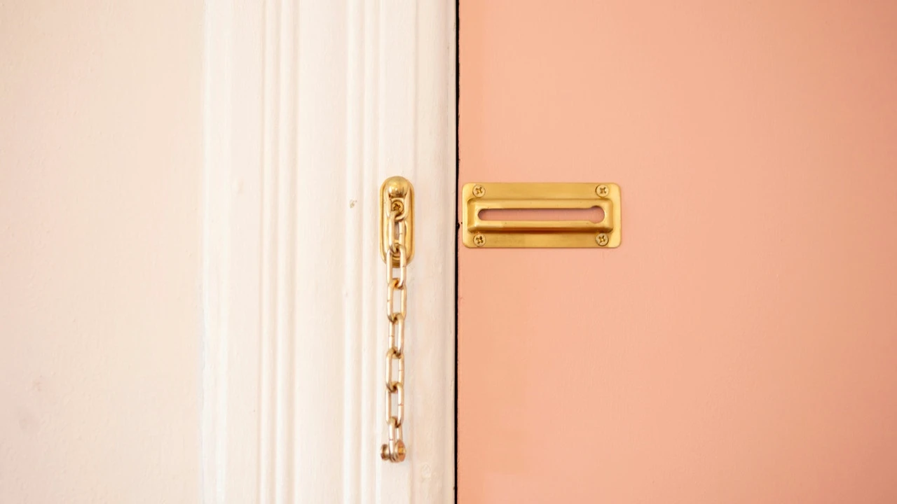 Pocas personas saben: ¿Por qué debes frotar una vela en la cerradura de tu casa?