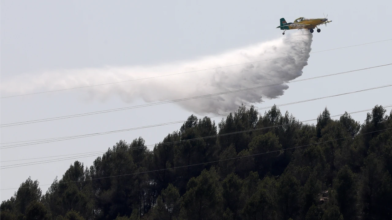 Un bombero explica qué hacer si te cae una descarga de agua de un avión encima durante un incendio forestal