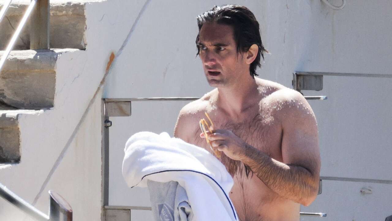 Dimitri Rassam se pone sexy en el mar al lado de su ex, Carlota Casiraghi