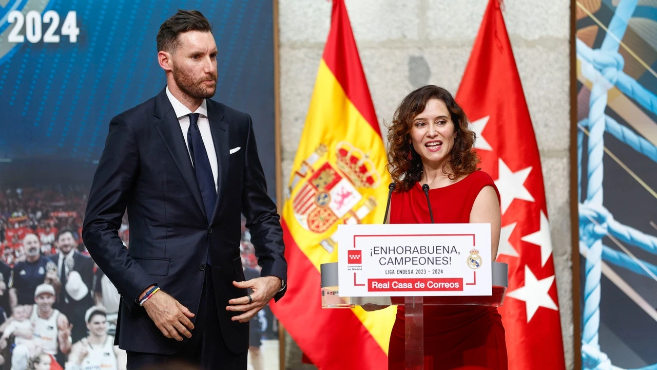 Ayuso se ha comprado en Zara el vestido rojo drapeado de 'efecto tipazo' para celebrar con el Real Madrid de baloncesto