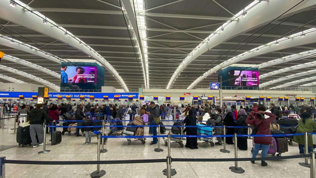 El aeropuerto de Heathrow reanuda los vuelos y espera operar a pleno rendimiento el sábado