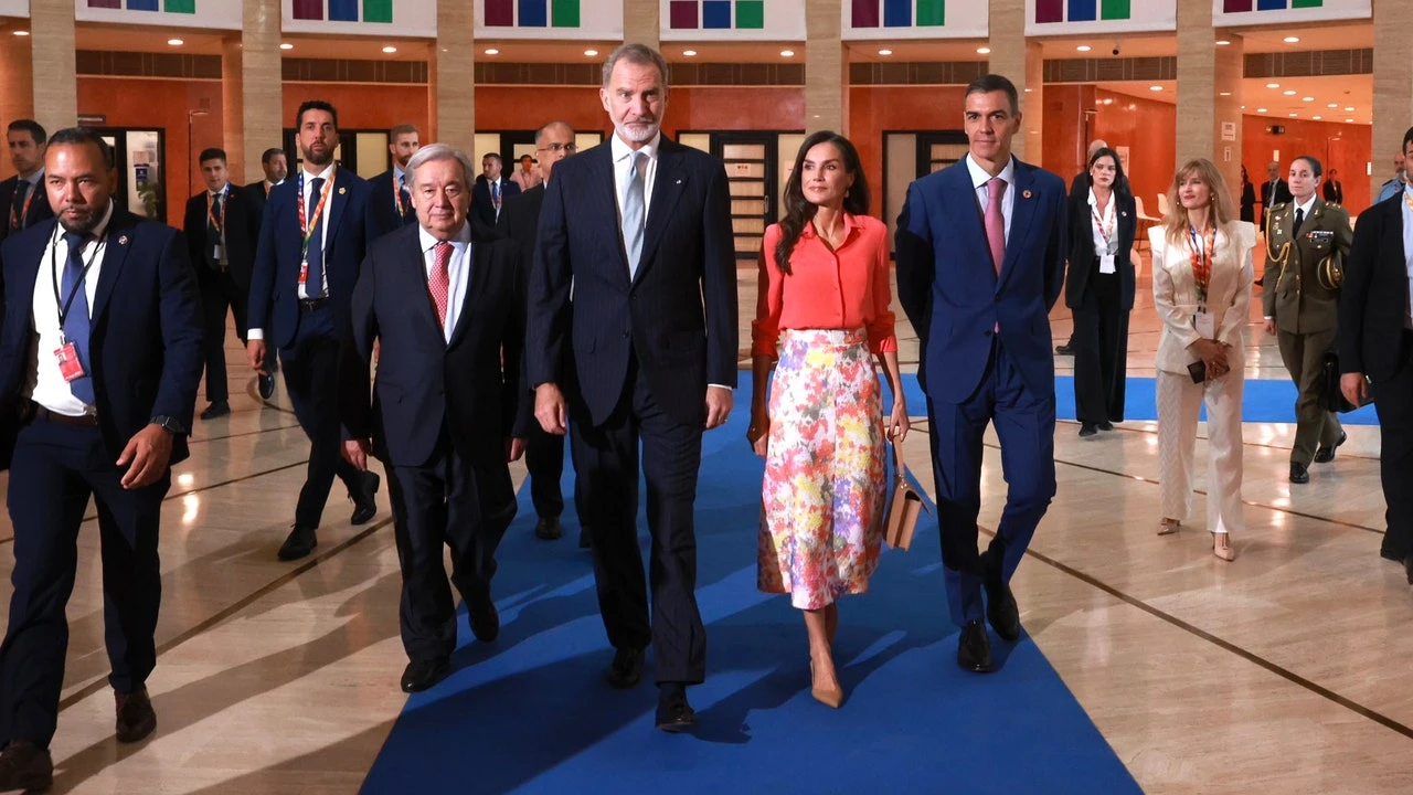 El look de la Reina Letizia todo un guiño a Sevilla recuperando de su armario este falda estampada de José Hidalgo