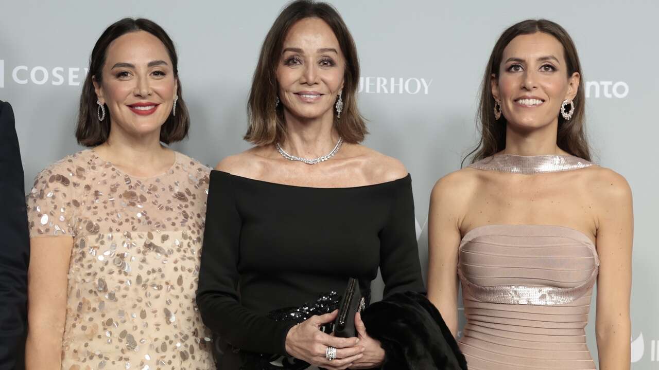 Ana Boyer ha aprendido de Isabel Preysler a ser la anfitriona perfecta de Navidad con vestido rojo