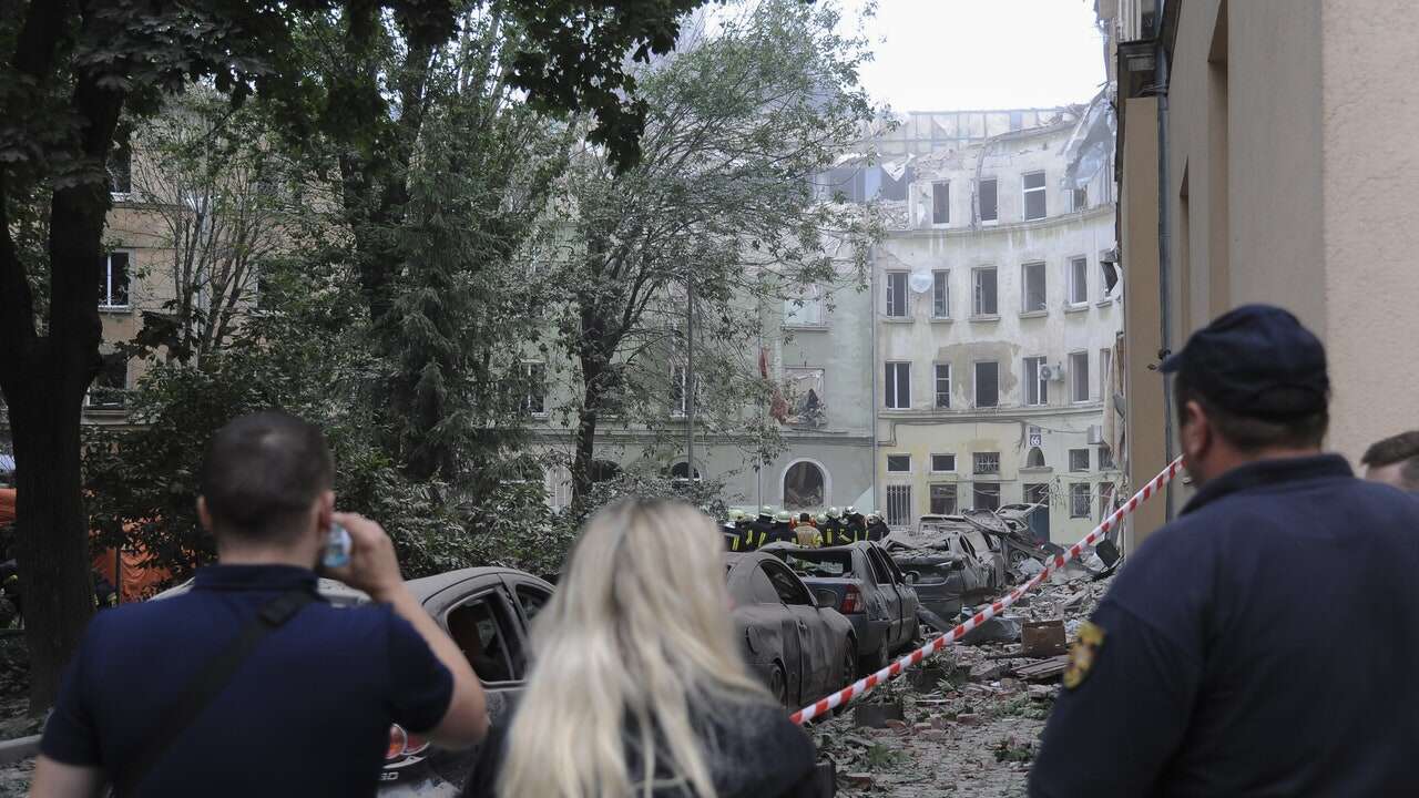 Un bombardeo ruso causa tres muertos y 25 heridos en Leópolis, la ciudad rusa más occidental