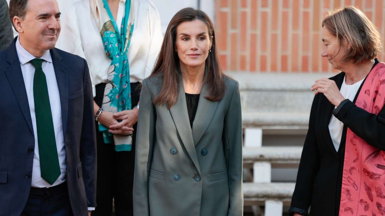 El uniforme favorito de la Reina Letizia para una mañana de reuniones en Madrid mientras el Rey viaja de nuevo a Valencia