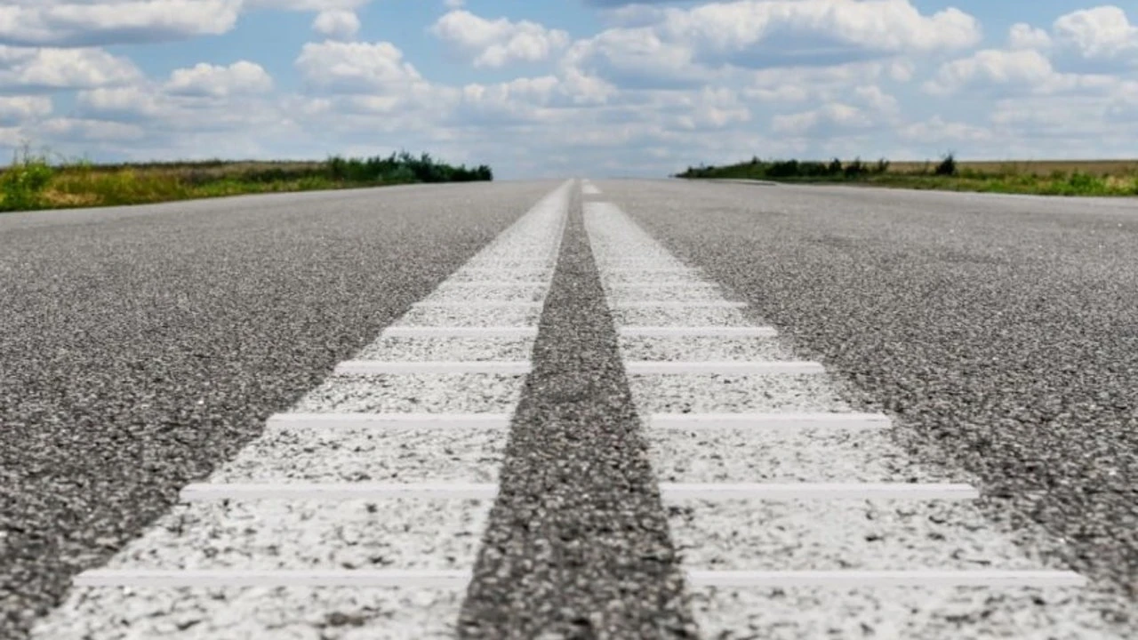 ¿Sabes porqué suenan las líneas blancas de la carretera cuando las pisas?