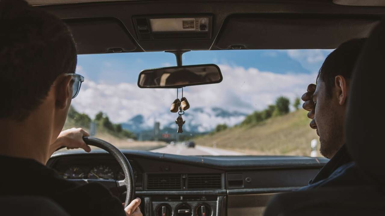 ¿Es obligatorio llevar gafas de repuesto en el coche? Un guardia civil pone fin al eterno debate