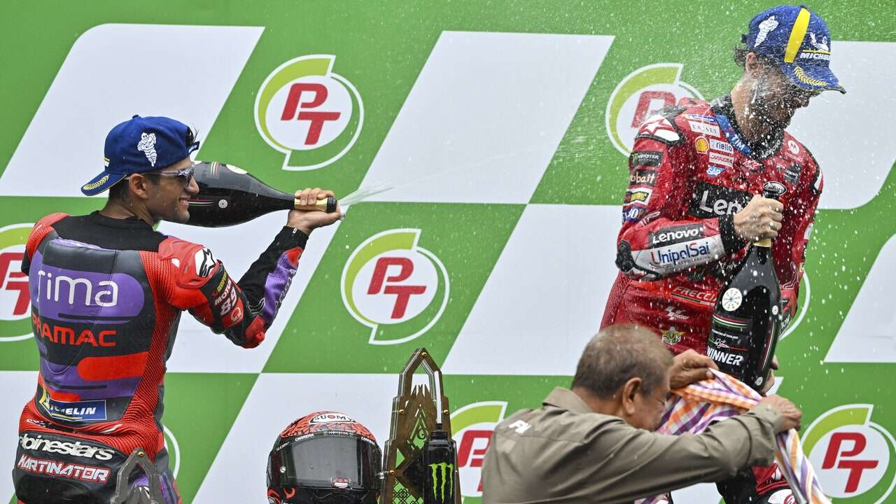 Bagnaia y la lluvia aprietan el Mundial de MotoGP. Martín resiste y Márquez falla