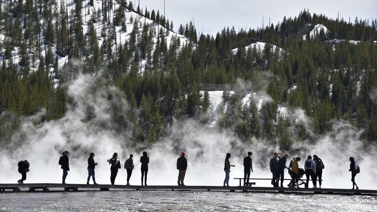 Excursionista de 17 años sufre graves quemaduras al romperse el suelo bajo sus pies y caer en agua hirviendo en Yellowstone