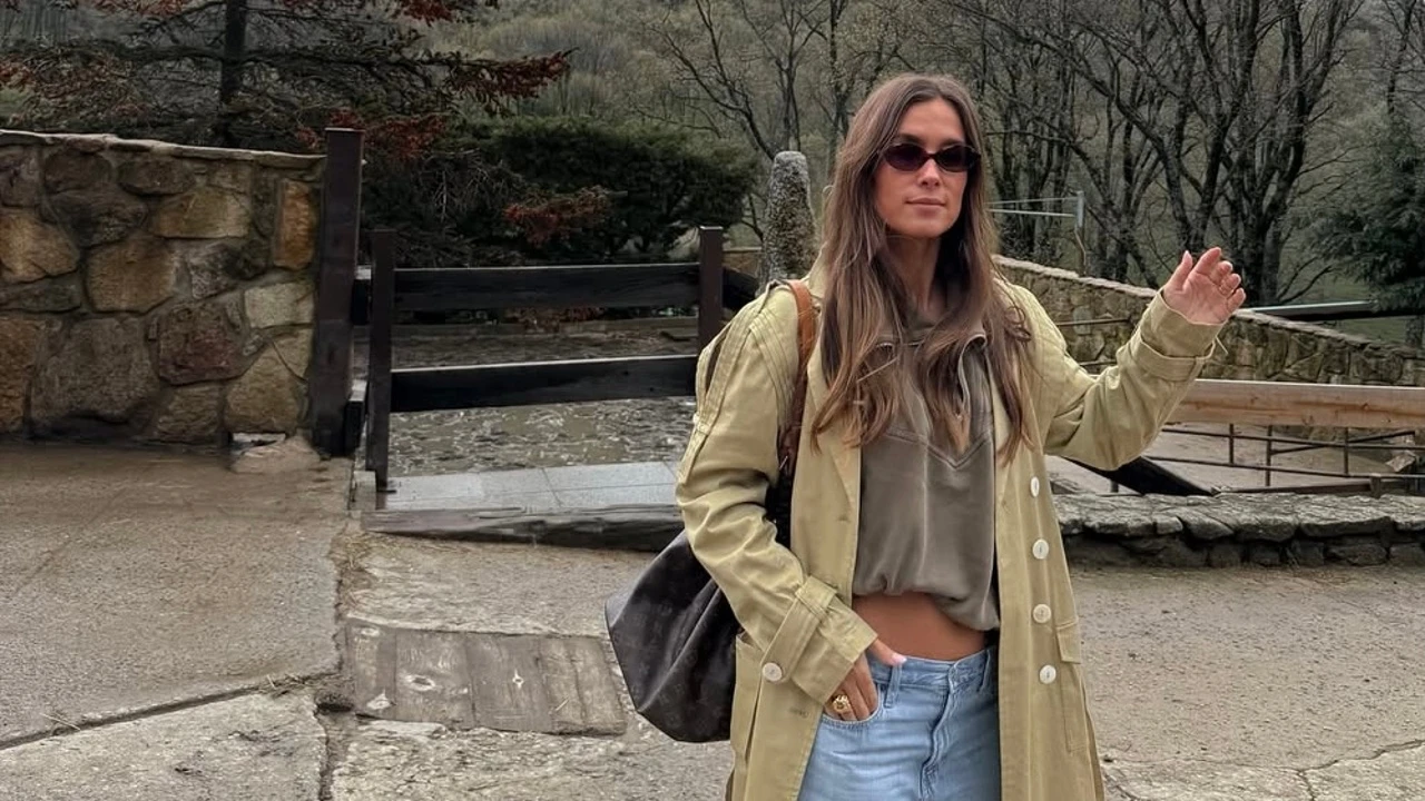 No sabíamos que necesitábamos otra gabardina hasta que hemos visto la que María Pombo ha metido en su maleta del Puente de Mayo