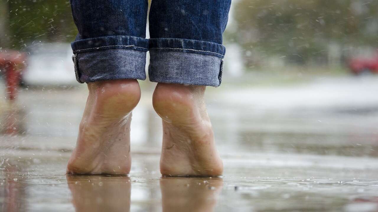 Soy podólogo y así es cómo influye en la salud caminar descalzo por casa