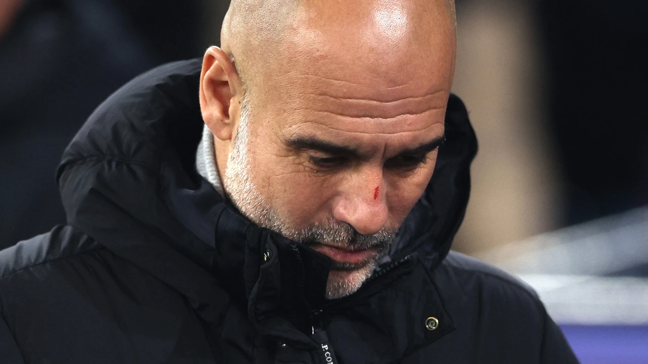 La impactante imagen de Guardiola tras el pinchazo del City: 