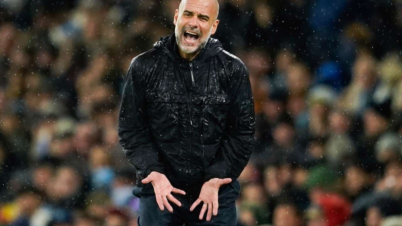 Cazan a la estrella del Manchester City de Guardiola saliendo de un bar de fiesta, con vaso en la mano