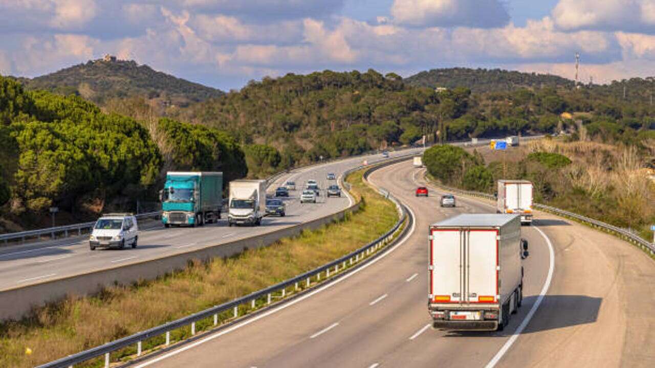 ¿Debo ceder el paso si voy a 120 km/h por el carril izquierdo y alguien quiere pasar?