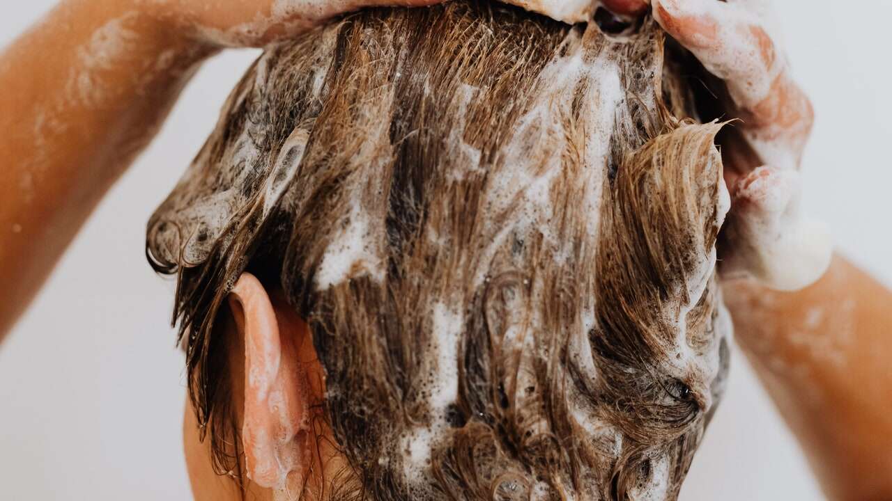 Cómo lavar el pelo seco o dañado según una dermatóloga