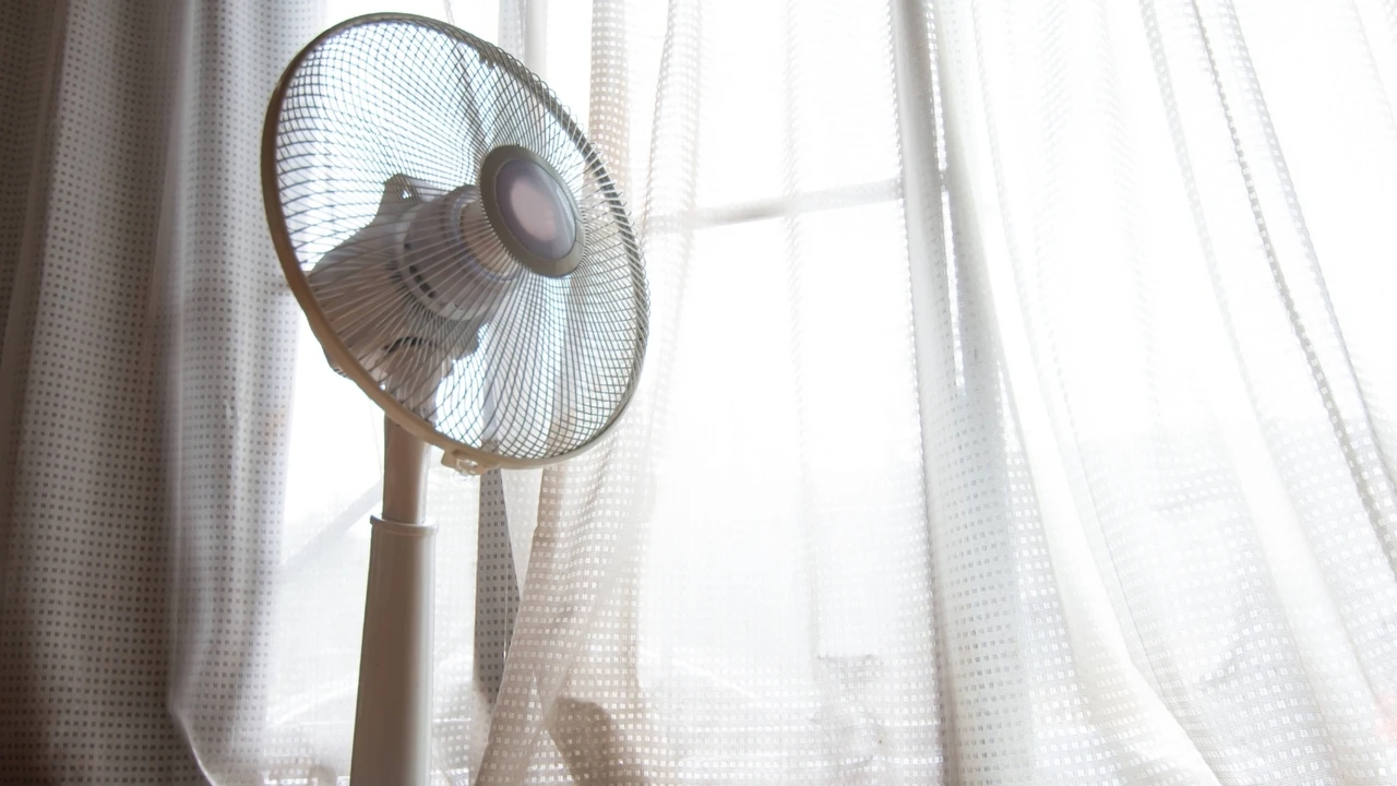 ¿Duermes con el ventilador encendido toda la noche? Un enfermero revela los riesgos de esta práctica