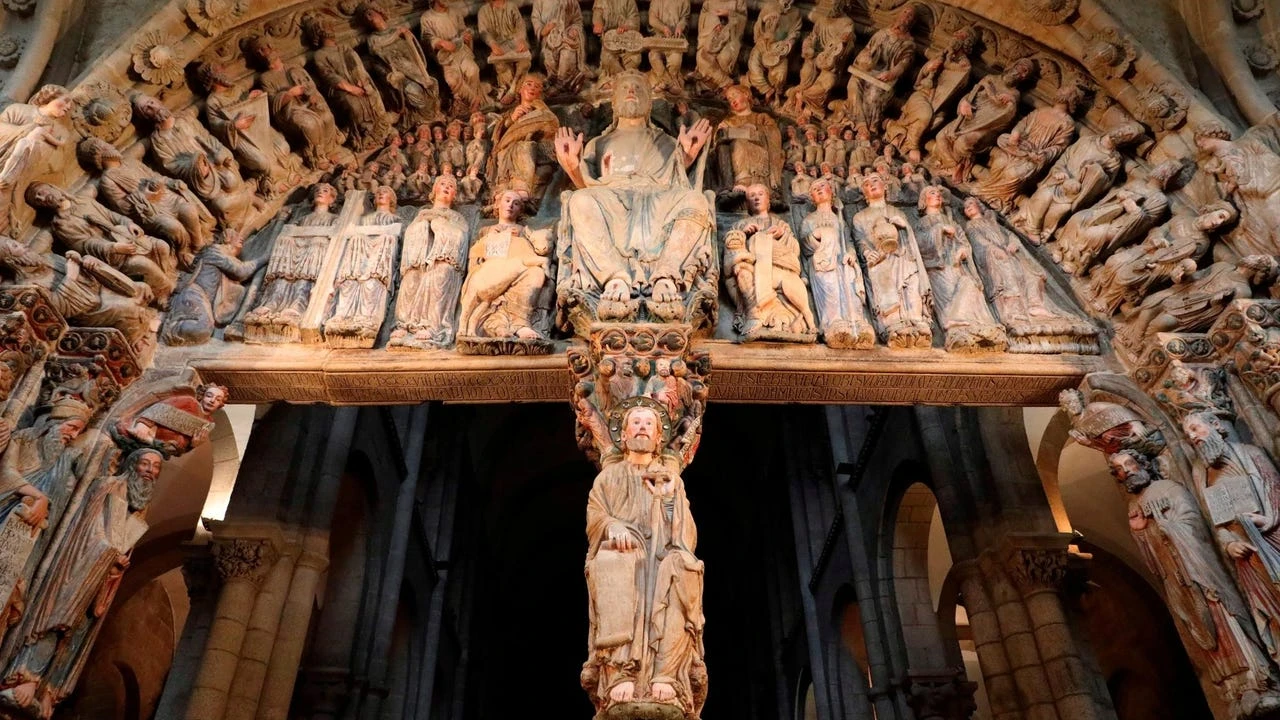 La familia Franco, condenada a devolver al Ayuntamiento de Santiago dos esculturas románicas del Pórtico de la Gloria