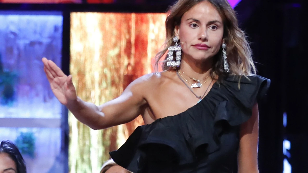 Mónica Hoyos, acusada por sus vecinos de deber 6.000 euros: ella culpa a los okupas