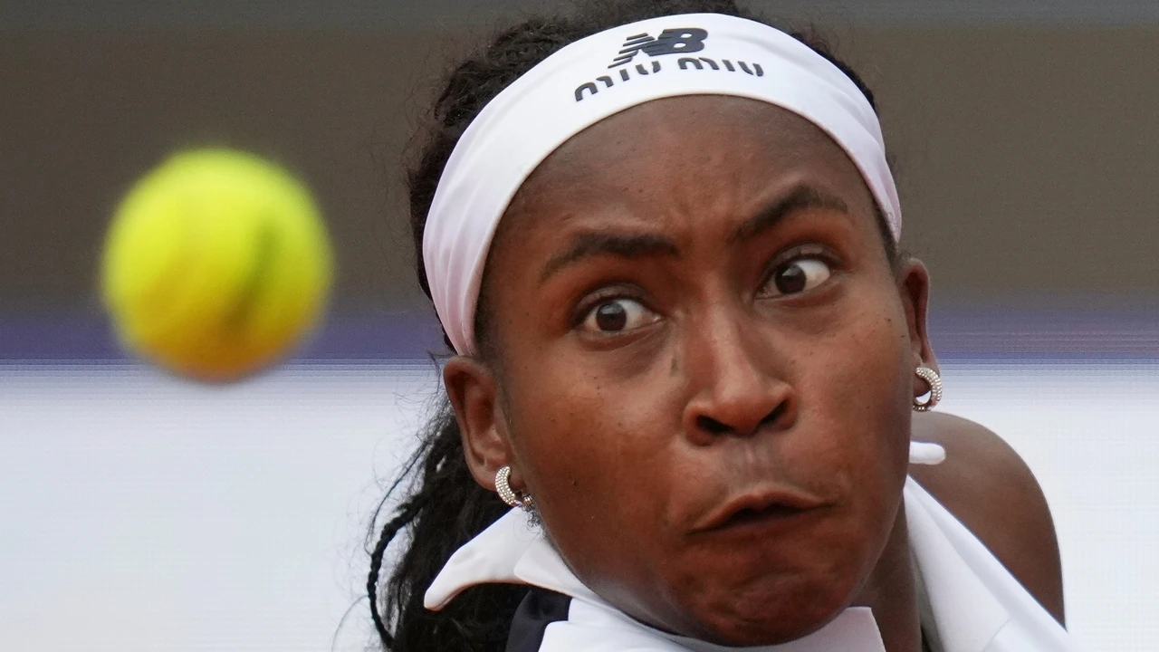 Insólito en una pista de tenis: Coco Gauff sacó y Zheng, su rival, estaba todavía en el banquillo cambiando de raqueta