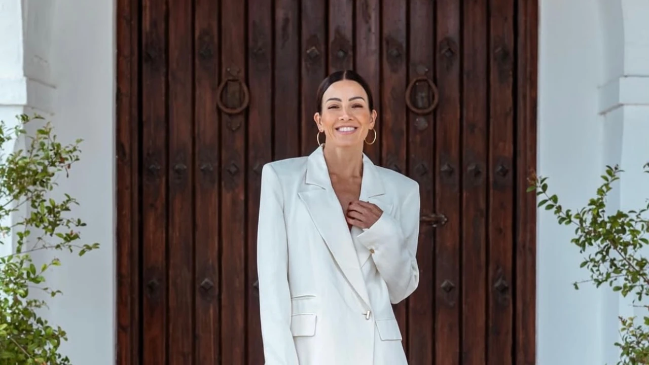 Virginia Troconis da una lección de estilo con el traje blanco que todas las invitadas van a querer esta primavera
