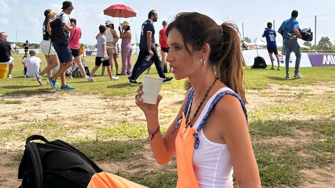 Sara Carbonero marca tendencia en República Dominicana con el mono naranja más favorecedor del verano (y de marca española)