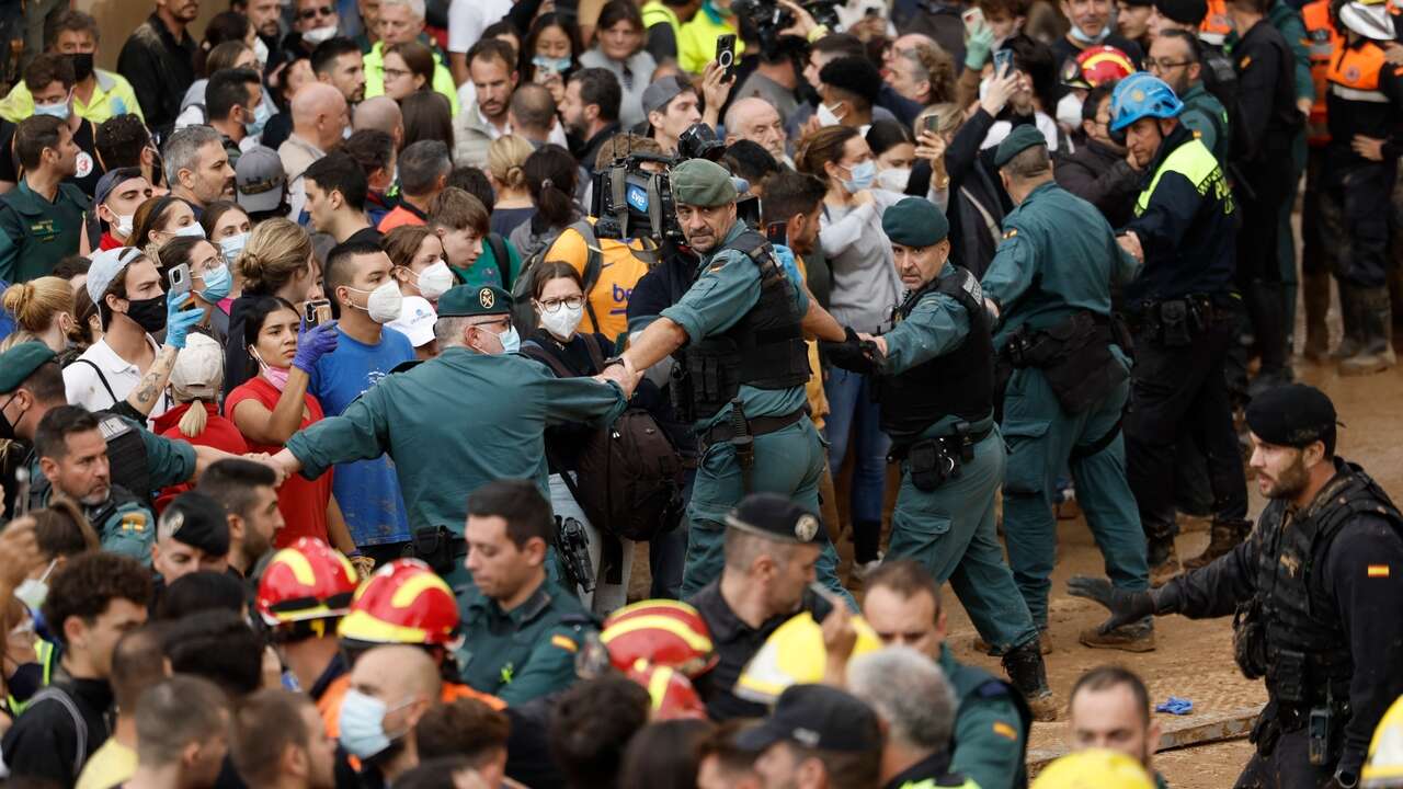 Paiporta repite su historia contra el enemigo del pueblo: primero, Napoleón; ahora, barro contra Pedro Sánchez