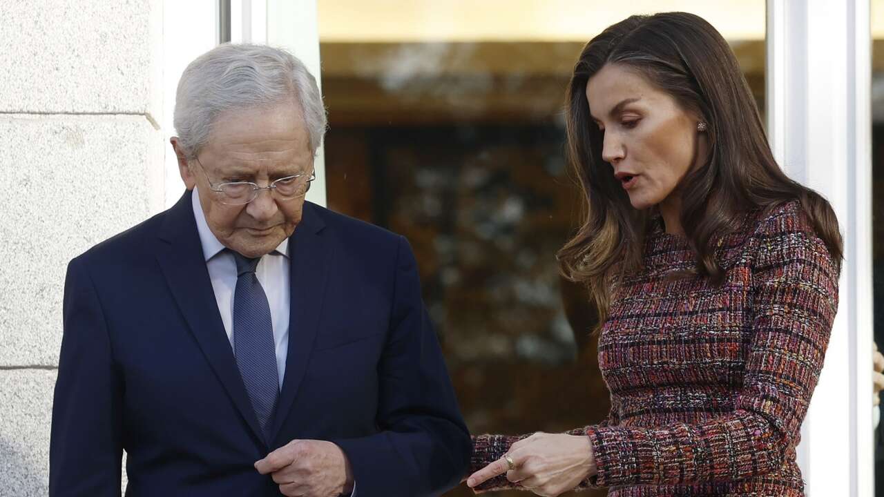 La Reina Letizia se atreve con esta falda midi de piel roja (sin medias) para una mañana de audiencias en el Palacio de la Zarzuela