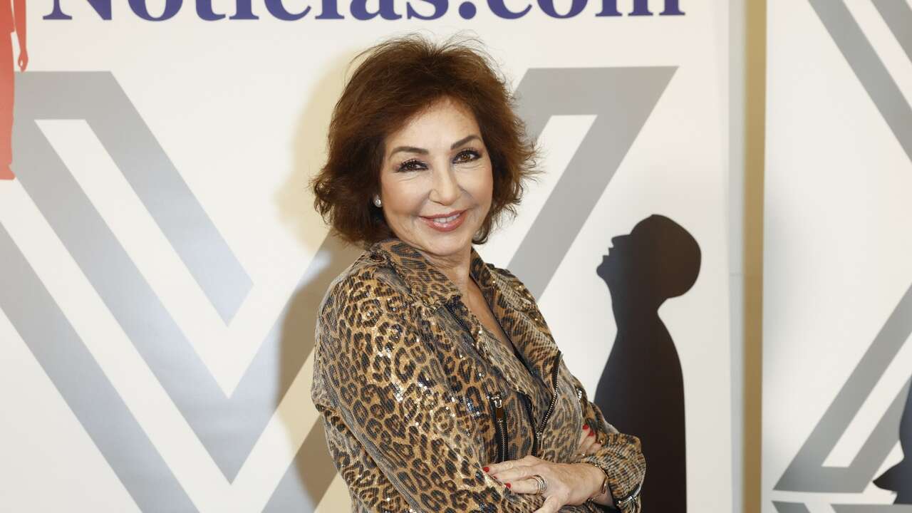 Ana Rosa Quintana se atreve con un 'total look' de leopardo a sus 68 años para una noche de premios en Madrid