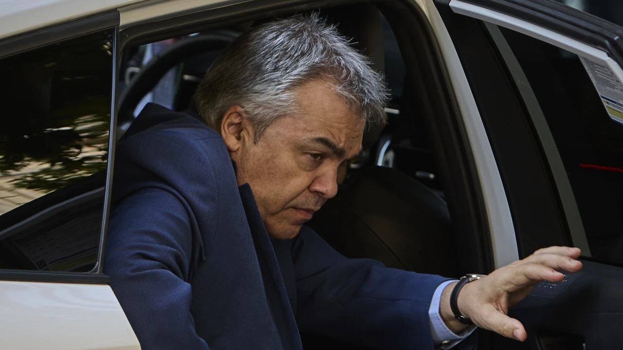 Santos Cerdán, sorprendido por la solidaridad entre presos: un recluso le paga un corte de pelo con dos paquetes de tabaco