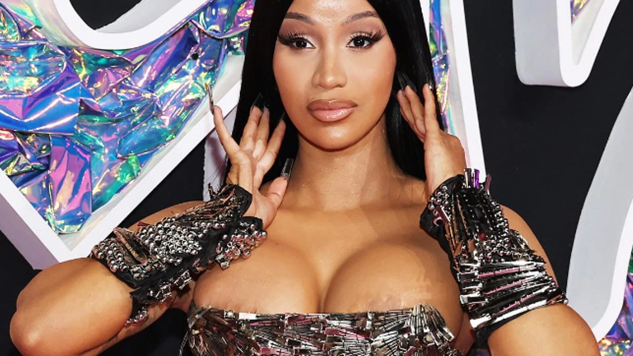 Cardi B enfrenta una demanda por lanzar un micrófono a una fan durante un concierto
