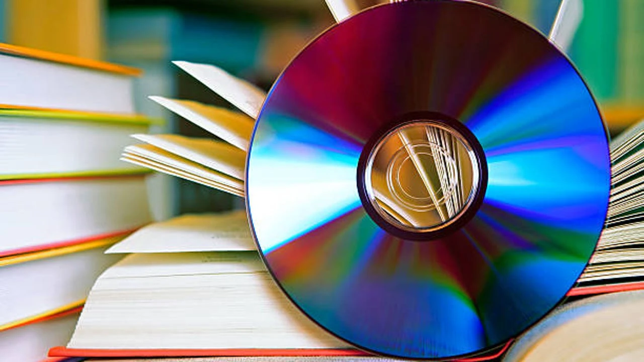 Quien tiene un CD viejo en casa, tiene un tesoro: por qué y para qué reutilizarlos