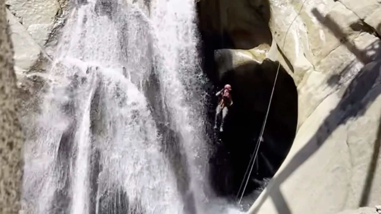 Una historia de película: rescatan a un hombre de 46 años que llevaba dos días atrapado detrás de una cascada