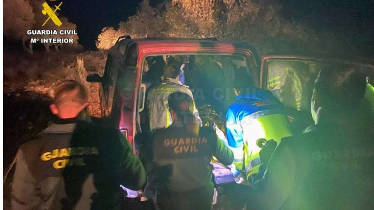 Difícil rescate del conductor de un vehículo que había caído por un barranco en Cáceres