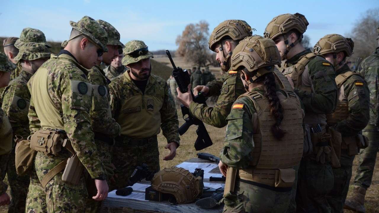 El Tercio de Armada desplegado en Rumania para hacer frente a la amenaza rusa se adiestra junto a tropas portuguesas