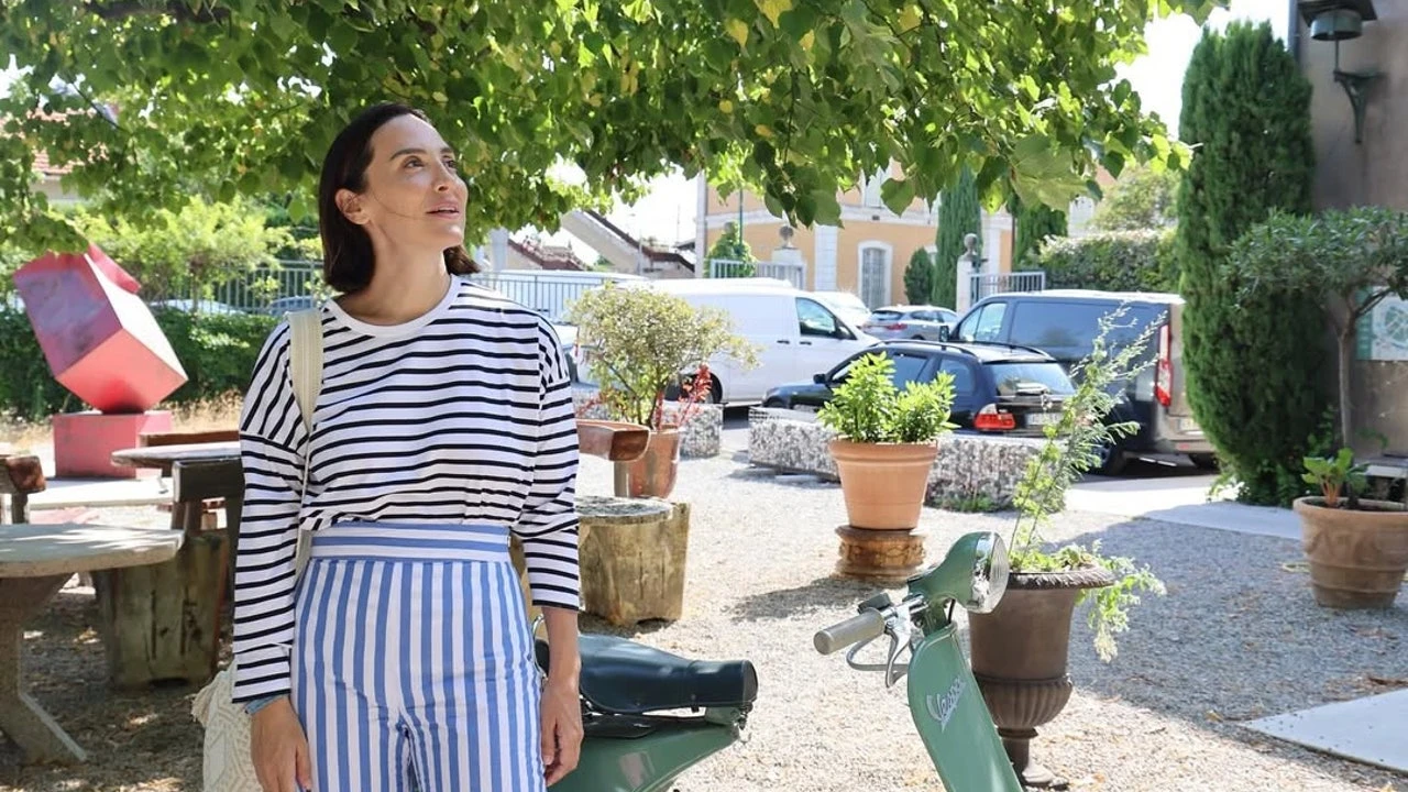 Tamara Falcó se apunta al estilo francés con el conjunto de rayas más deseado del verano (y lo firma Sézane)