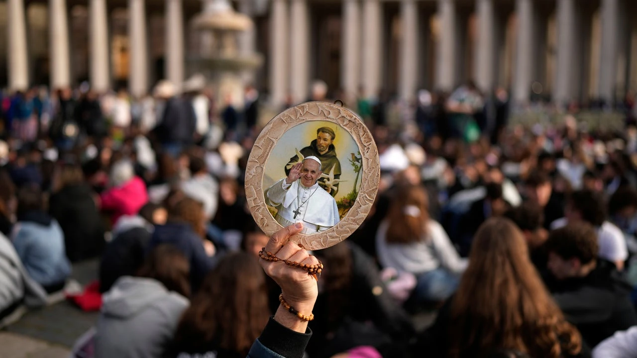 Pobres, presos, transexuales y migrantes con una rosa blanca, en un lugar privilegiado para despedir al Papa Francisco