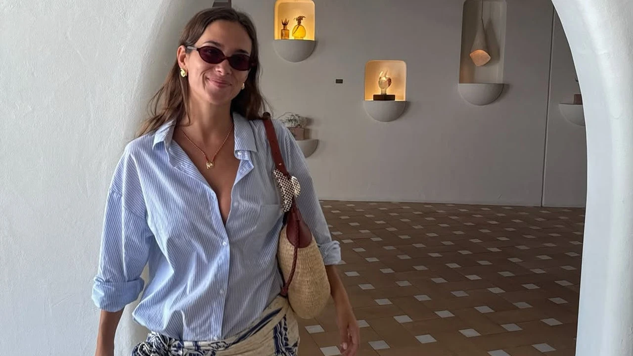 María Pombo confirma la tendencia del verano: el pañuelo a la cadera es el nuevo pareo (y se lleva hasta en la ciudad)